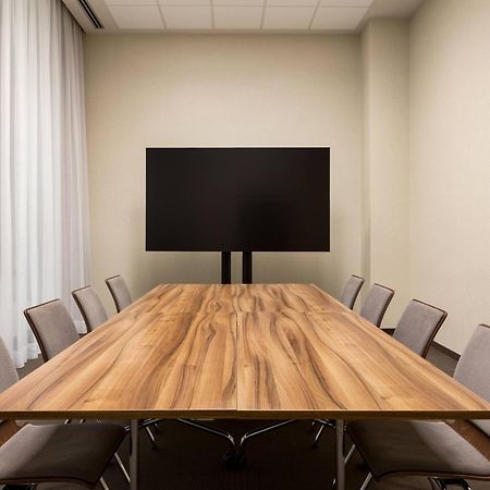 Ac Hotel By Marriott Breslavia Exterior foto A meeting room with a monitor