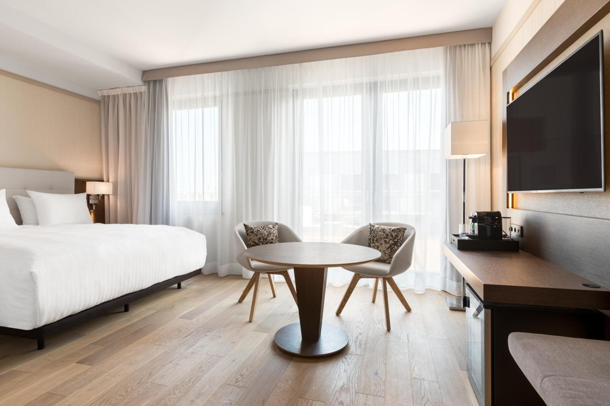 Ac Hotel By Marriott Breslavia Exterior foto A guest room at the Hotel