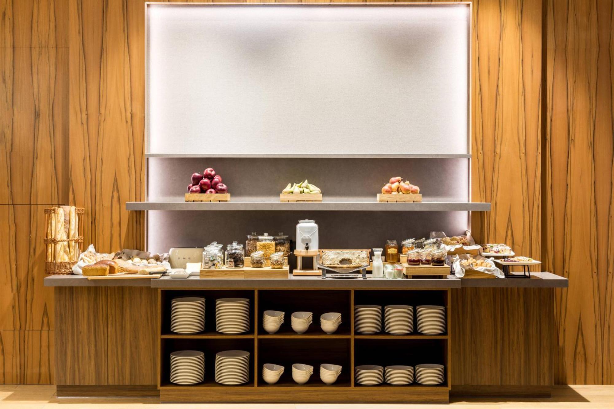 Ac Hotel By Marriott Breslavia Exterior foto A buffet at a hotel