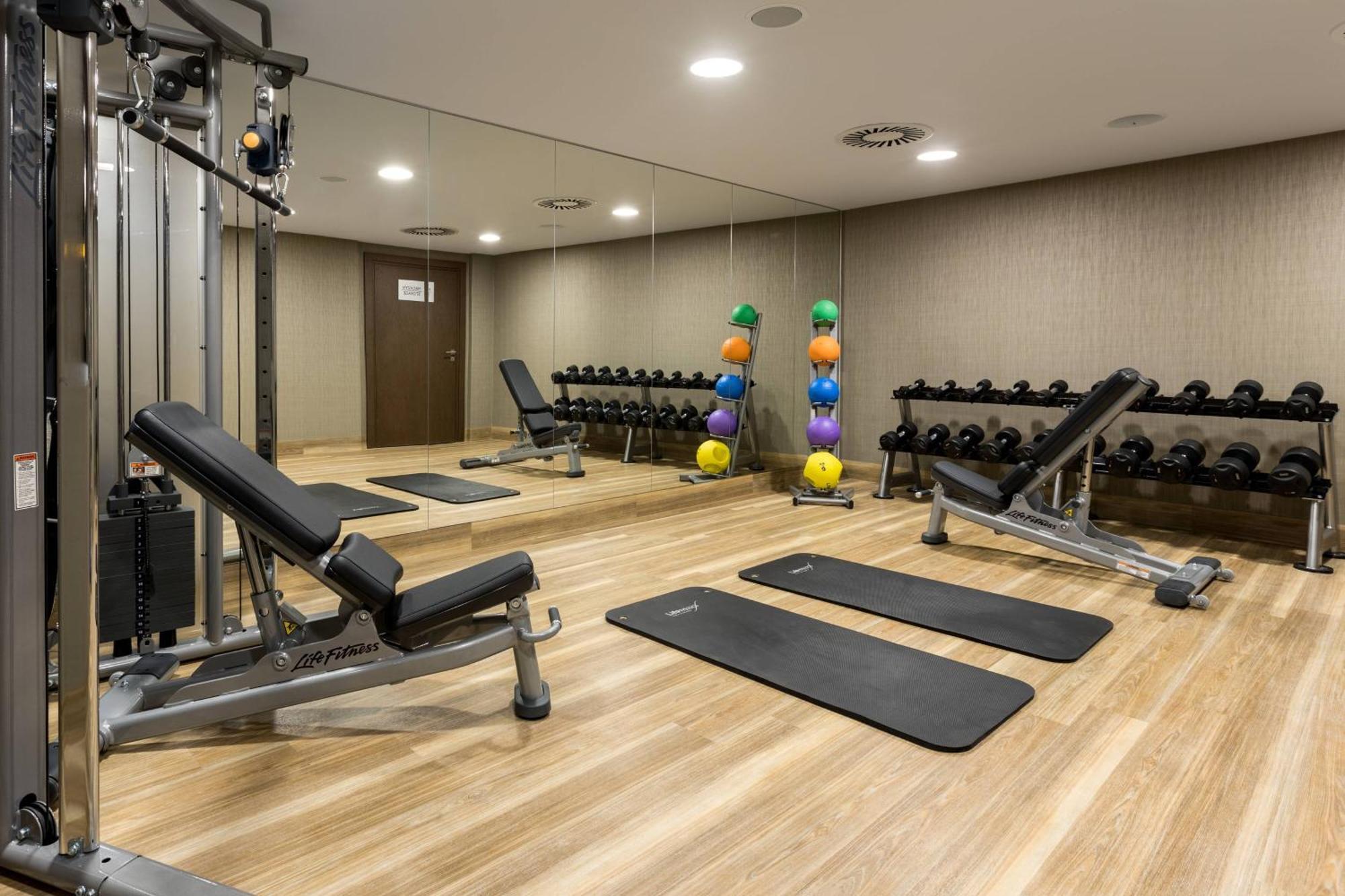 Ac Hotel By Marriott Breslavia Exterior foto The gym at the hotel