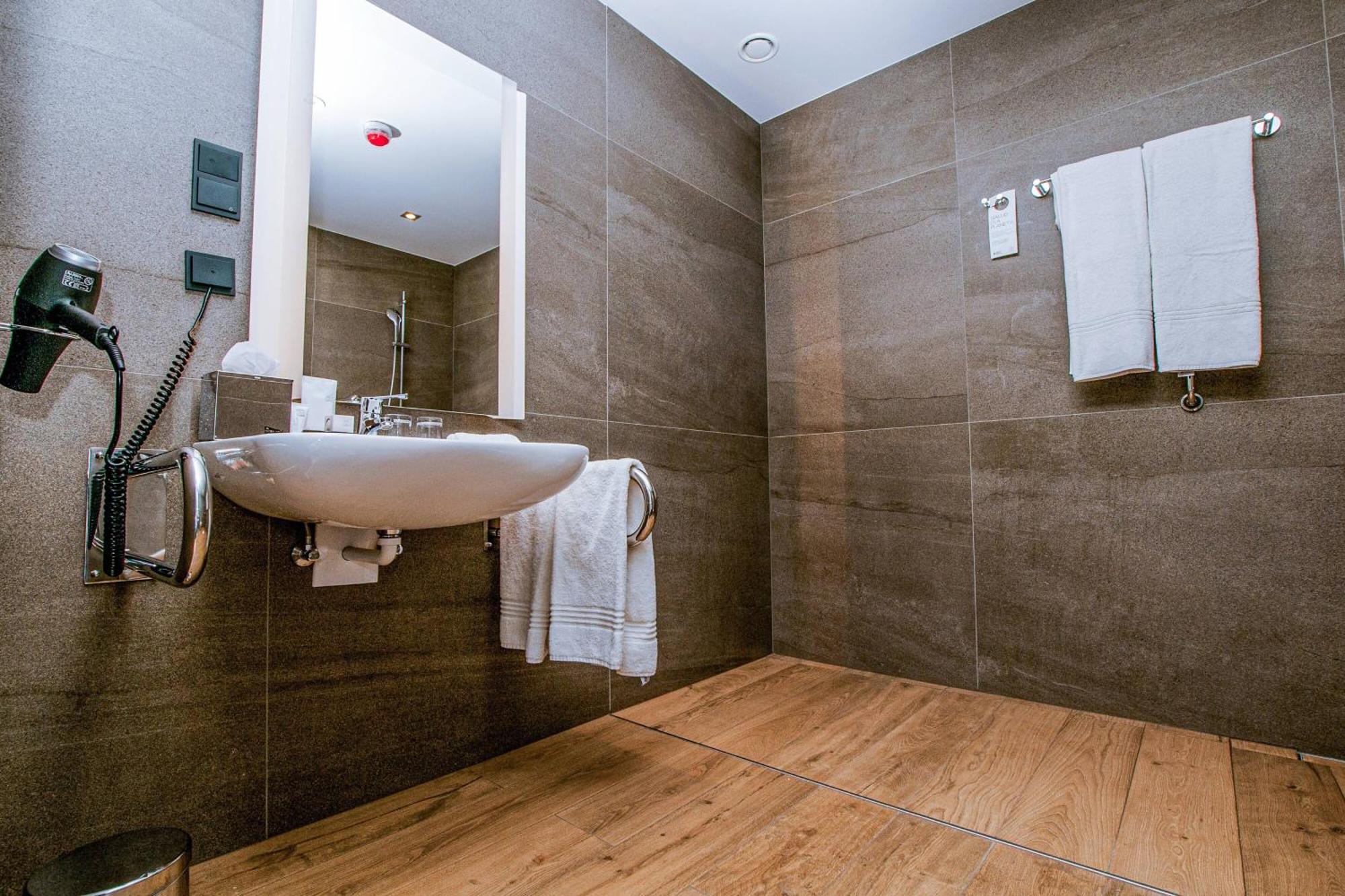 Ac Hotel By Marriott Breslavia Exterior foto Bathroom of a hotel room