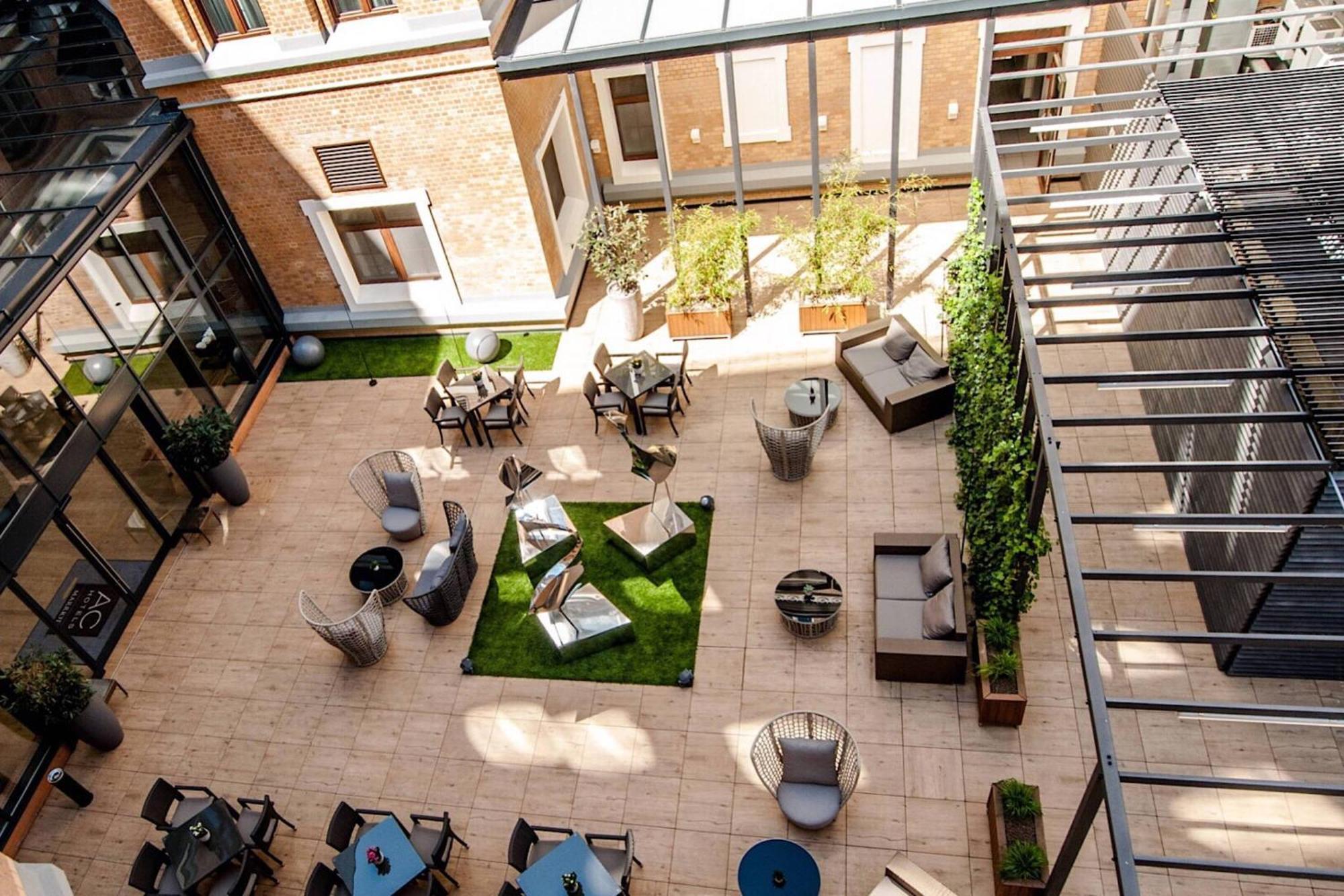 Ac Hotel By Marriott Breslavia Exterior foto The courtyard at the hotel