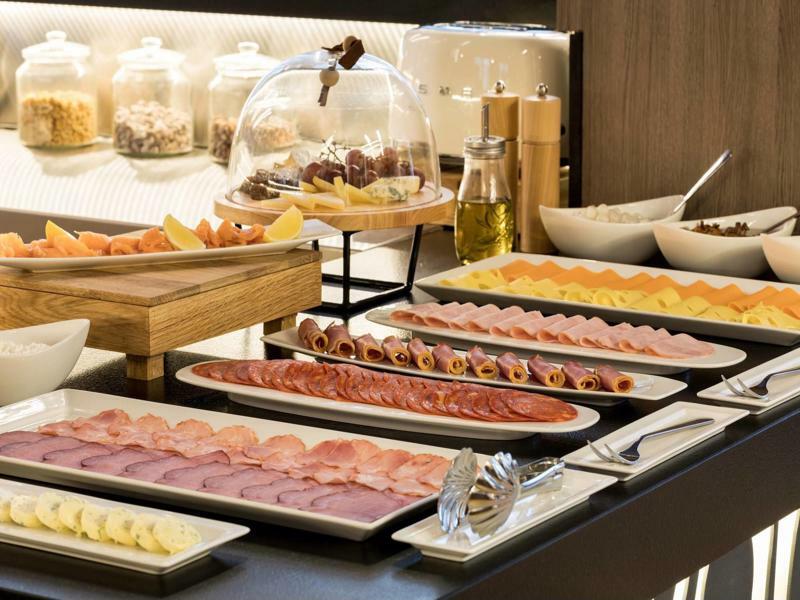 Ac Hotel By Marriott Breslavia Exterior foto A selection of cold cuts